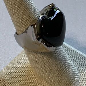 Gorgeous black heart statement ring in size 7! ✨